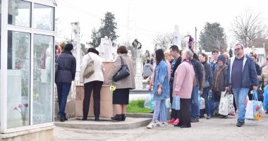 Galerie foto / Paștele Blajinilor, la Constanța. Credincioșii și cerșetorii au invadat cimitirele - 2
