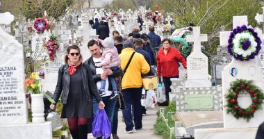 Galerie foto / Paștele Blajinilor, la Constanța. Credincioșii și cerșetorii au invadat cimitirele - 3