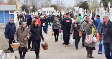 Stire din Social : Galerie foto / Paștele Blajinilor, la Constanța. Credincioșii și cerșetorii au invadat cimitirele