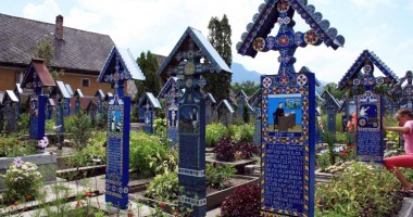 Stire din Diverse : Cimitirul Săpânța, cel mai "viu"  și colorat cimitir din lume