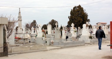 Stire din Eveniment : BANII JOS, MORTUL LA UȘĂ! Cât de mult te costă ca să duci la groapă o rudă decedată