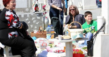 Stire din Social : Picnicurile din cimitirele Constanței, păzite cu bodyguarzi