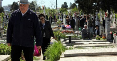 Picnicurile din cimitirele Constanței, păzite cu bodyguarzi - 2