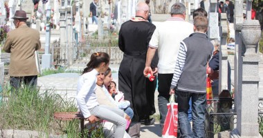 Picnicurile din cimitirele Constanței, păzite cu bodyguarzi - 4