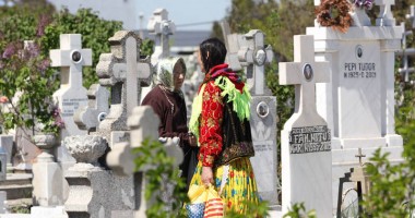 Picnicurile din cimitirele Constanței, păzite cu bodyguarzi - 5