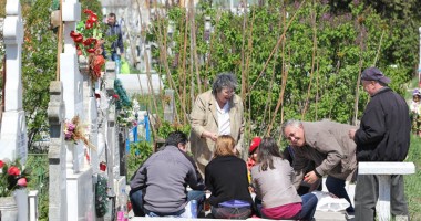Picnicurile din cimitirele Constanței, păzite cu bodyguarzi - 6