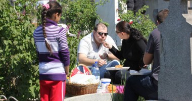 Picnicurile din cimitirele Constanței, păzite cu bodyguarzi - 7