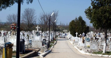 Stire din Social : Cimitirul din Medgidia, pregătit pentru sărbătorile pascale