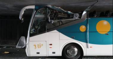 Imagini uluitoare. Un autocar prea înalt a intrat cu viteză într-un tunel - 5