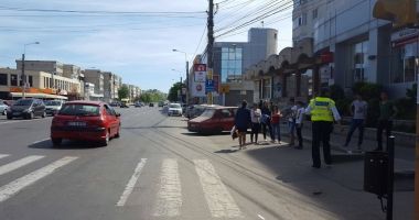 Galerie foto. Accident rutier la Constanța, pe trecerea de pietoni. Bărbat surdo-mut, aruncat pe parbrizul unei mașini - 5