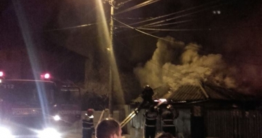 Galerie foto. INCENDIU PUTERNIC LA CONSTANȚA. Casă mistuită de flăcări - 2