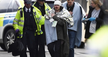 FOTO - VIDEO. Focuri de armă la intrarea în Parlamentul britanic. Cel puțin 12 victime după ce o mașină a intrat într-un grup de oameni / Poliția britanică: Incidentul este "terorist" - 7