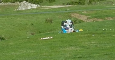 GALERIE FOTO / CÂND NESIMȚIREA ÎNTRECE ORICE LIMITĂ...Și-au lăsat mormanele de gunoaie la Constanța, adminstrația locală strânge după ei - 5