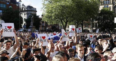 LACRIMI, DURERE ȘI NEPUTINȚĂ / IMAGINI DRAMATICE, DUPĂ TRAGEDIA CARE A ÎNDOLIAT ORAȘUL MANCHESTER - 5