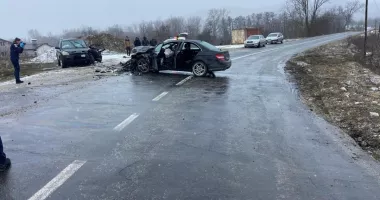 Stire din Eveniment : Cinci persoane rănite după un accident provocat de un tânăr de 18 ani, într-o curbă periculoasă