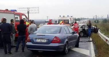 Accident devastator! Trei mașini lovite și cinci persoane rănite
