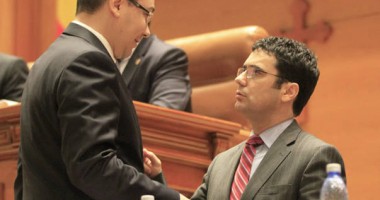 Stire din Politică-Administrație : Cine vrea demisia ministrului Educației