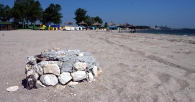 Stire din Social : Cine face curățenie pe plaja din Eforie Sud