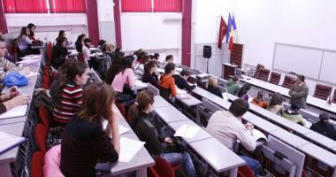 Stire din Cultură-Educație : Cine vrea să studieze  în Elveția