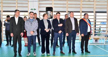 Stire din Politică-Administrație : Primarul Ionuț Șerbu a inaugurat noua sală de sport din comuna Ciocârlia