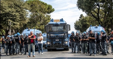 Stire din Actualitate : Ciocniri între poliție și refugiați  care ocupaseră o piață din Roma