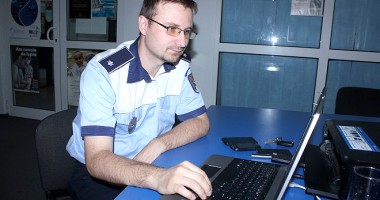 Stire din Eveniment : Cât e șpaga pentru a nu pierde permisul? Ce facem cu căruțele din oraș? ȘEFUL DE LA RUTIERĂ, CIPRIAN SOBARU a răspuns întrebărilor voastre!