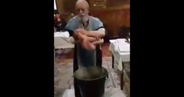 Stire din Eveniment : VIDEO ȘOCANT / Botez de COȘMAR. Bebeluș confundat de preot cu un sac de cartofi
