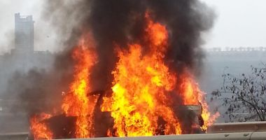 Stire din Eveniment : O mașină a luat foc pe Autostrada Soarelui. La fața locului intervine Detașamentul Palas de pompieri