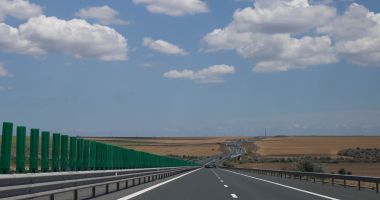 Stire din Eveniment : Cum se circulă corect pe autostradă? Titi Aur, pilot de raliuri şi expert în conducere defensivă, vine cu explicaţii