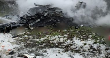 Stire din Eveniment : Un autoturism a luat foc în urma unui accident cu o cisternă, fără ca pasagerii să poată ieşi