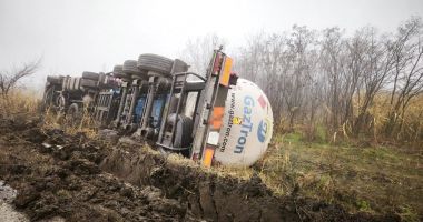 Stire din Eveniment : Pericol de explozie. O cisternă cu 19 tone de GPL s-a răsturnat într-un șanț