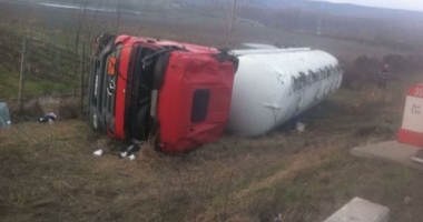Stire din Eveniment : PERICOL DE EXPLOZIE. O cisternă plină cu motorină s-a răsturnat