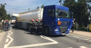 FOTO ȘI VIDEO. ACCIDENT CU DOUĂ CISTERNE PLINE CU BENZINĂ. POMPIERII, ÎN ALERTĂ: SE SCURGE COMBUSTIBIL - 3