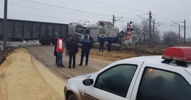Stire din Eveniment : Cisternă cu motorină, lovită de tren, în Portul Constanța