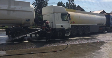 FOTO ȘI VIDEO. ACCIDENT CU DOUĂ CISTERNE PLINE CU BENZINĂ. POMPIERII, ÎN ALERTĂ: SE SCURGE COMBUSTIBIL - 4