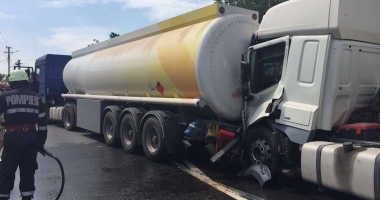 FOTO ȘI VIDEO. ACCIDENT CU DOUĂ CISTERNE PLINE CU BENZINĂ. POMPIERII, ÎN ALERTĂ: SE SCURGE COMBUSTIBIL - 5