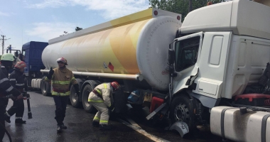 FOTO ȘI VIDEO. ACCIDENT CU DOUĂ CISTERNE PLINE CU BENZINĂ. POMPIERII, ÎN ALERTĂ: SE SCURGE COMBUSTIBIL - 6