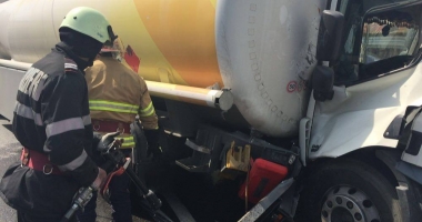 FOTO ȘI VIDEO. ACCIDENT CU DOUĂ CISTERNE PLINE CU BENZINĂ. POMPIERII, ÎN ALERTĂ: SE SCURGE COMBUSTIBIL - 2