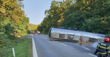 Stire din Eveniment : Accident periculos! O cisternă încărcată cu etanol s-a răsturnat pe DN 7