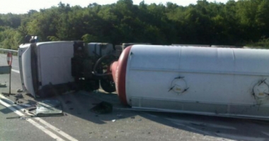 Stire din Eveniment : ALERTĂ PE AUTOSTRADĂ. O cisternă cu benzină s-a răsturnat. RISC DE EXPLOZIE