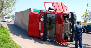 Stire din Eveniment : Cisternă cu substanțe chimice răsturnată pe Autostrada Soarelui