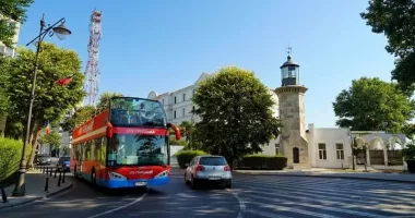 Constănțenii și turiștii pot circula din nou cu autobuzele etajate. Iată de când