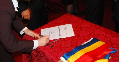 Stire din Social : INS. Câți români s-au căsătorit și au divorțat la finele lui 2013