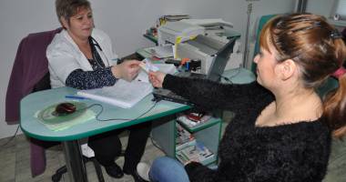 Stire din Sănătate : "Vor fi eliberate carduri de sănătate inclusiv  pe 1 și 2 mai"