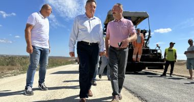Lucrările de pe drumul care leagă Albeşti de Coroana, verificate personal de Mihai Lupu