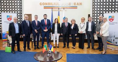 Stire din Politică-Administrație : Preşedintele CJC, Mihai Lupu, vizitat de ambasadorul Portugaliei în România. "Pentru o dezvoltare sustenabilă este nevoie de dialog"