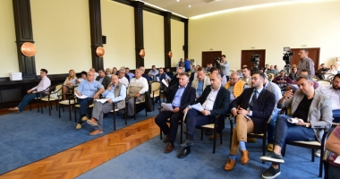 Stire din Politică-Administrație : Salarii majorate în administrație.  Un șofer va ajunge la 3.000 lei, consilierul juridic va avea 1.800 lei