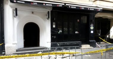 Stire din Eveniment : Incident șocant în Centrul istoric: Un balcon a căzut peste o mașină parcată