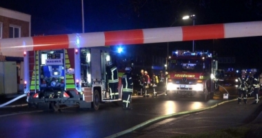 Stire din Actualitate : CLĂDIRE CU ZECI DE ROMÂNI, INCENDIATĂ / Autoritățile din România vorbesc despre starea victimelor