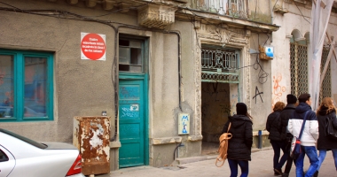 Stire din Social : Locatarii din blocurile cu bulină, EVACUAȚI SILIT